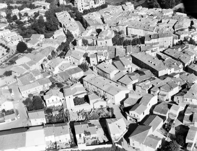 Vue aérienne prise du sud-sud-ouest. L'église et les bâtiments du prieuré.