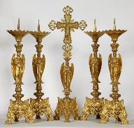 Garniture d'autel de style néo-gothique composée d'une croix d'autel et de 8 chandeliers d'autel
