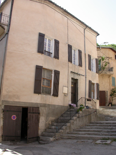 Barrême, parcelle H61. Maison à logis sur fonction agricole et façade de type B3, escalier de distribution extérieur.