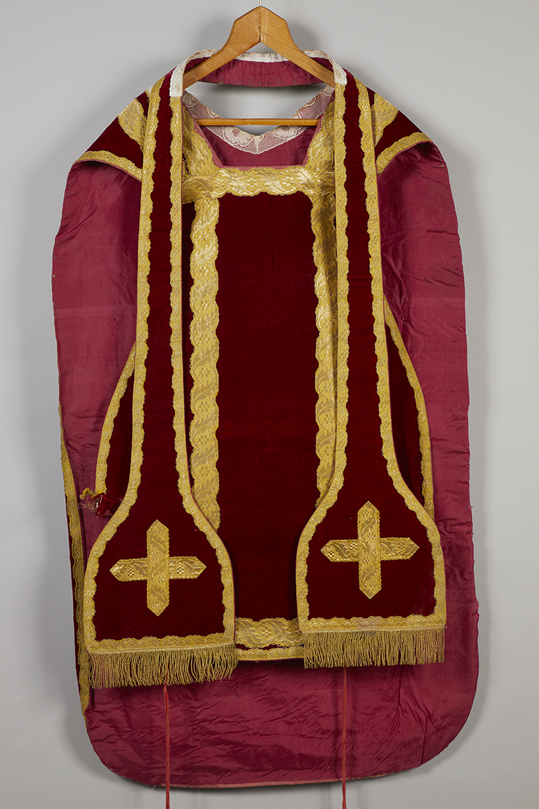 Ornement rouge (n°2) : chasuble, étole, manipule et voile de calice