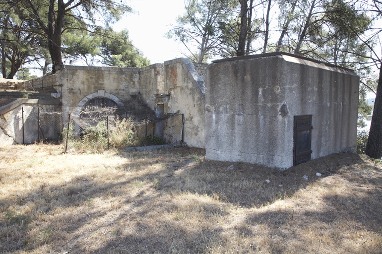 Niche à munition, petit magasin et abri-blockhaus.