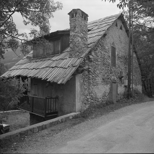 Le Casset. Parcelle 1434. Noter la toiture en bardeaux et le volume de la cheminée.