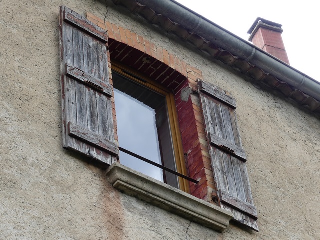 Elévation est, troisième niveau. Fenêtre avec encadrement en arc segmentaire et appui saillant mouluré en ciment.