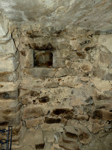 Second étage de soubassement, cellier. Mur ouest, pénétration.