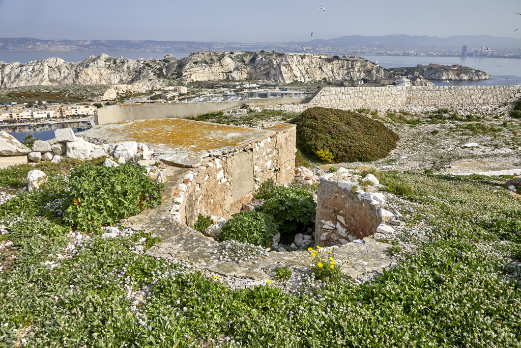 Batterie ouest du fort (n°1 et 2), dessus de la traverse-abri (j), ancien poste de commandement