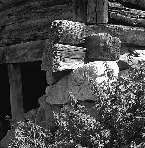 Chalet d'estive. Détail de l'empilage.