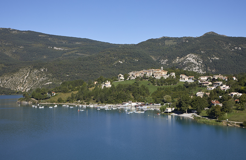 Saint-Julien-du-Verdon. Le village avec sa base nautique au bord du lac de Castillon, vue prise du sud-est.