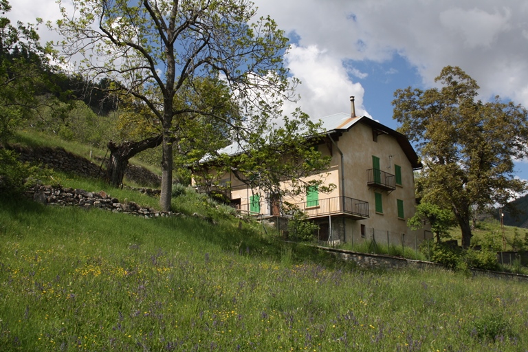 Ferme près de Chaumie Haut. La pente, dans laquelle est implantée la ferme, est aménagée en terrasses de cultures.