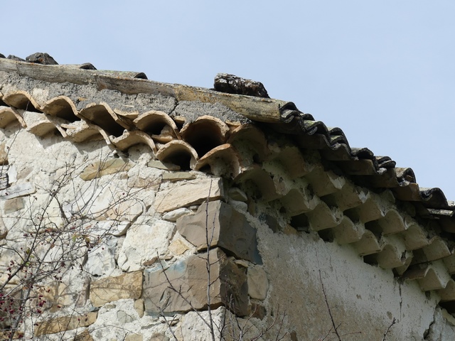 Angle sud-est, passage en éventail des deux rangs de génoise de l'avant-toit vers la saillie de rive.