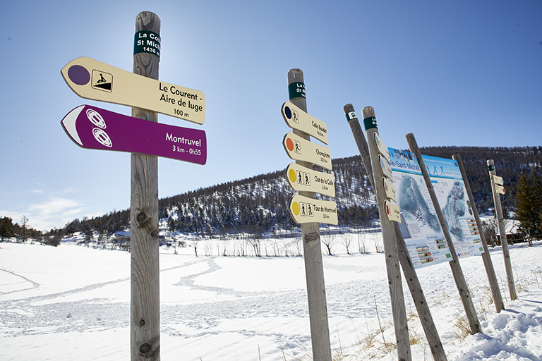 Panneaux indicateurs : l'écart de la Colle Saint-Michel accueille une station de ski nordique.