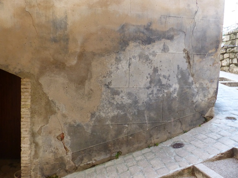 Maison (2023 B 574). Décor en faux appareil peint sur l'enduit. 