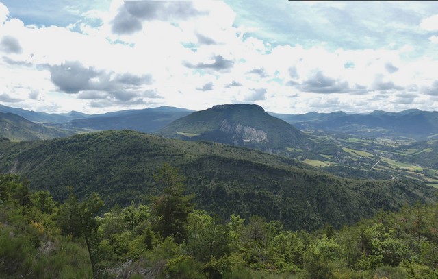 L'échine du site de Villevieille, au fond le plateau du Risou.