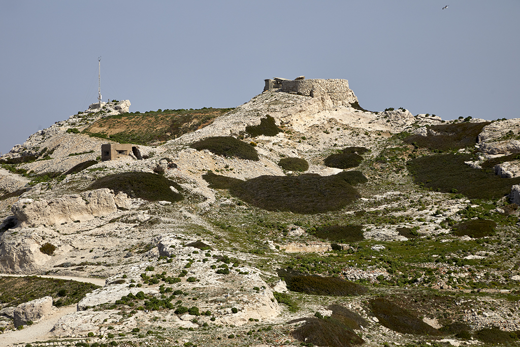 Vue ouest du poste de commandement et de la casemate multi-créneaux 