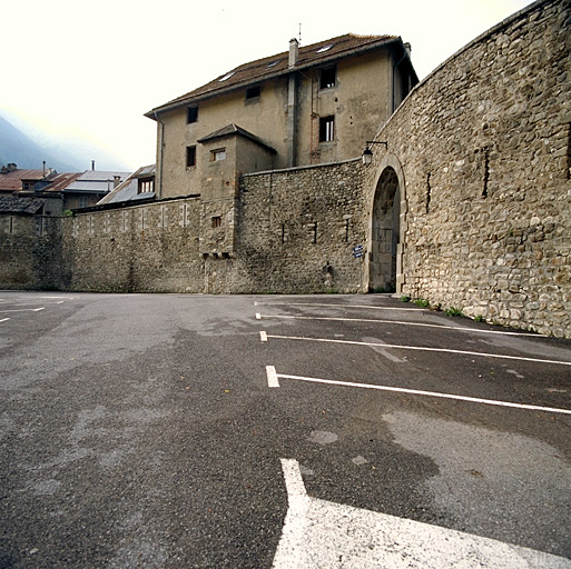 Fortification d'agglomération. Au centre, arrière de la caserne Gassendi. A droite, passage dit "porte des Tennis".