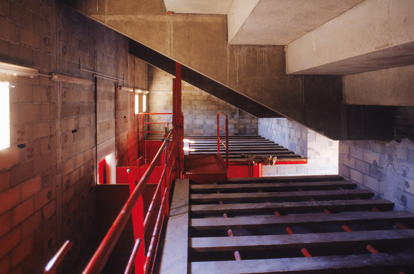 Galerie sous la tribune sud avec box du toril.