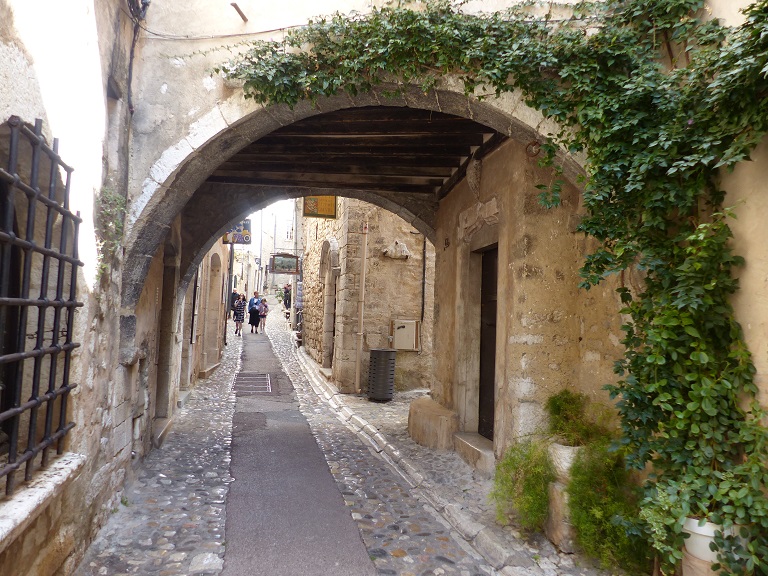 Passage couvert, premier niveau. Vue prise du sud. 