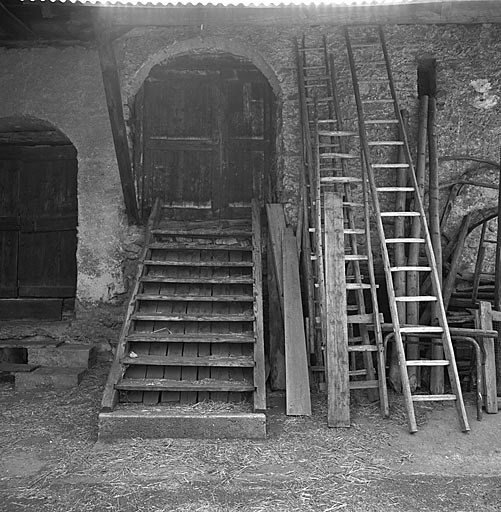 Mur gouttereau nord. Escalier d'accès à la grange.