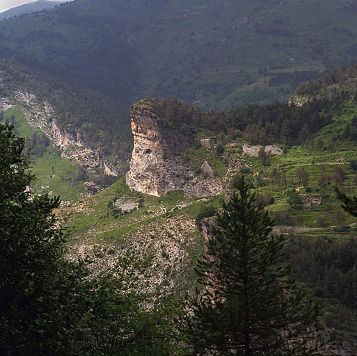 Ouvrage d'infanterie n° 243, dit de Castel Tournou : vue générale du rocher avec bloc d'entrée de l'ouvrage et position de tir encastré.