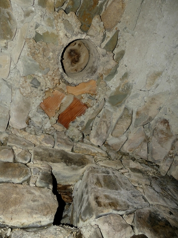 Etage de soubassement, étable-cellier. Trappe vinaire pratiquée dans l'épaisseur de la voûte.