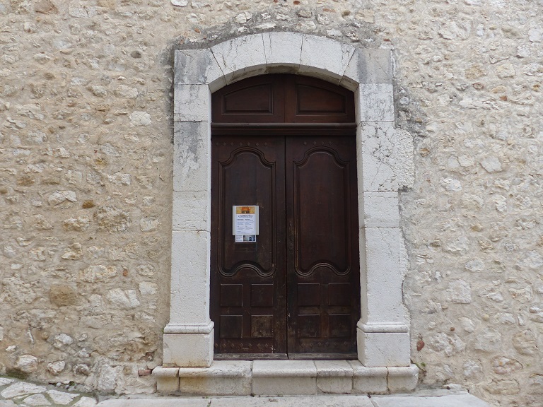 Elévation sud, premier niveau. Porte d'entrée dotée d'un encadrement en pierre de taille en arc segmentaire.