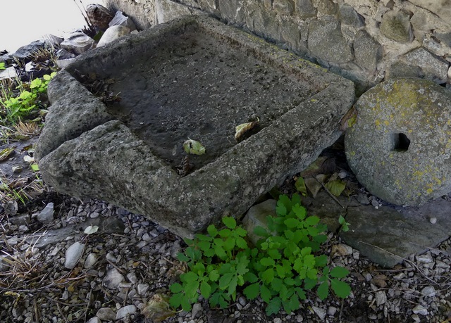 Cour. Pile d'évier monolithe en pierre de taille de grès, déposée.
