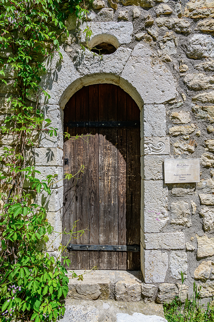 Porte gauche de la façade sud de la maison du 45 rue des roses trémières (parcelle C 853), 17e-18e siècle.