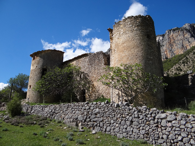 Vue du château et de ses deux tours, depuis le sud est
