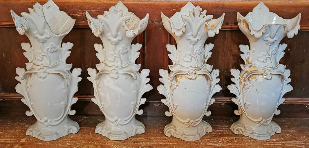 Série de quatre vases d'autel