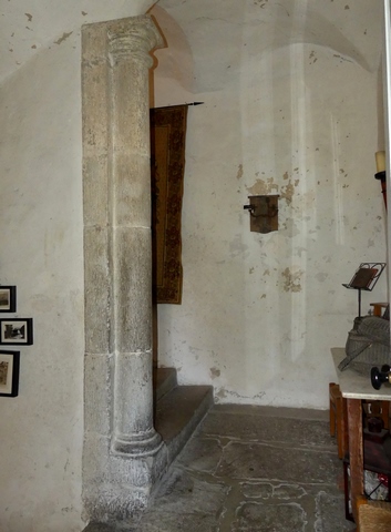 Escalier est. Rez-de-chaussée, palier intermédiaire. Vue de volume prise du sud.