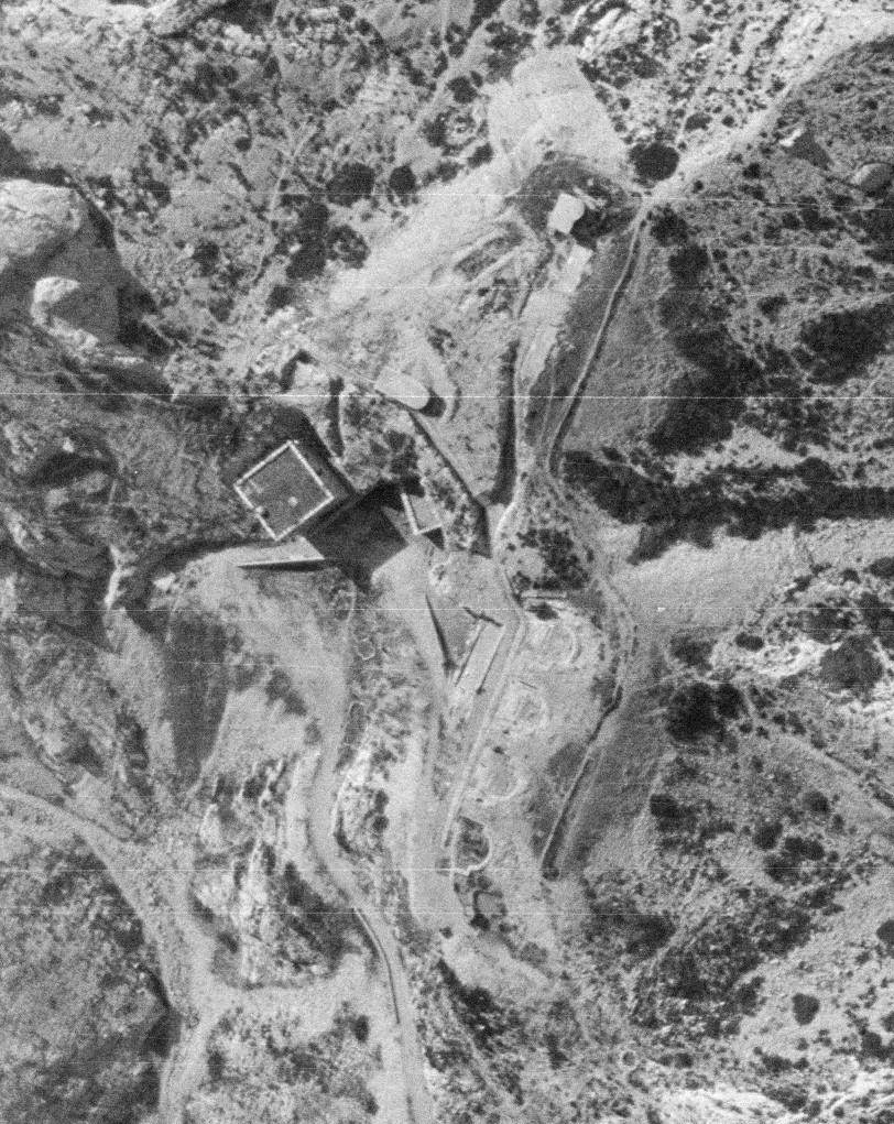 [Vue aérienne verticale de Marseille, massif de Marseilleveyre], 1961. Détail : batterie de l'Escalette.