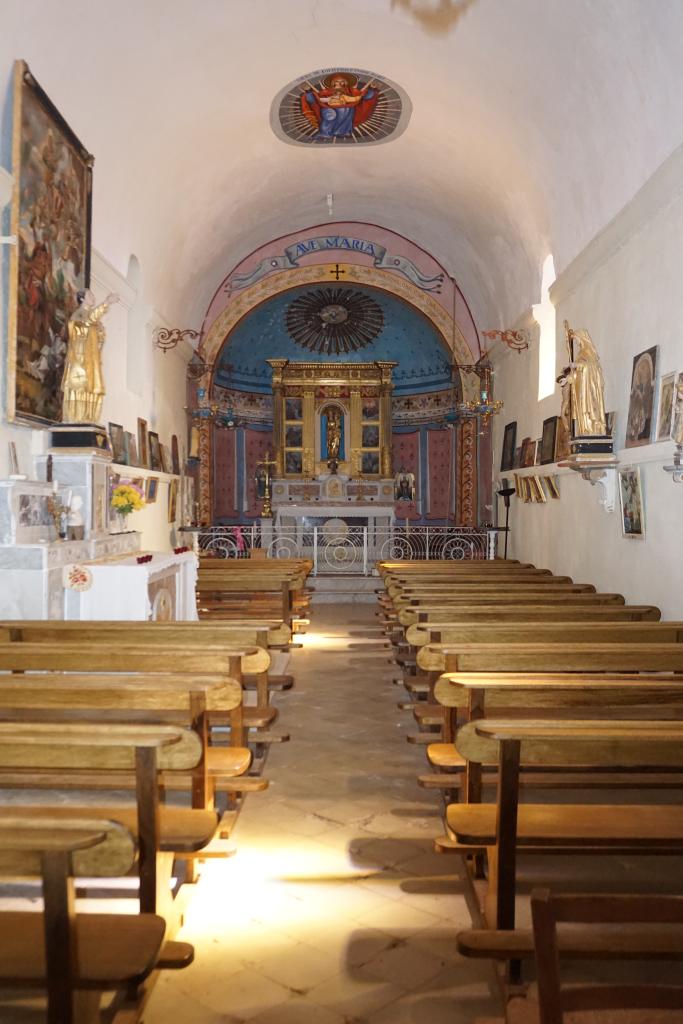 Vue intérieure vers le chœur.