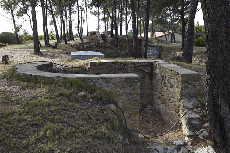 Batterie sud-est, au fond, traverse centrale avec passage en tranchée, au 1er plan, poste de commandement.