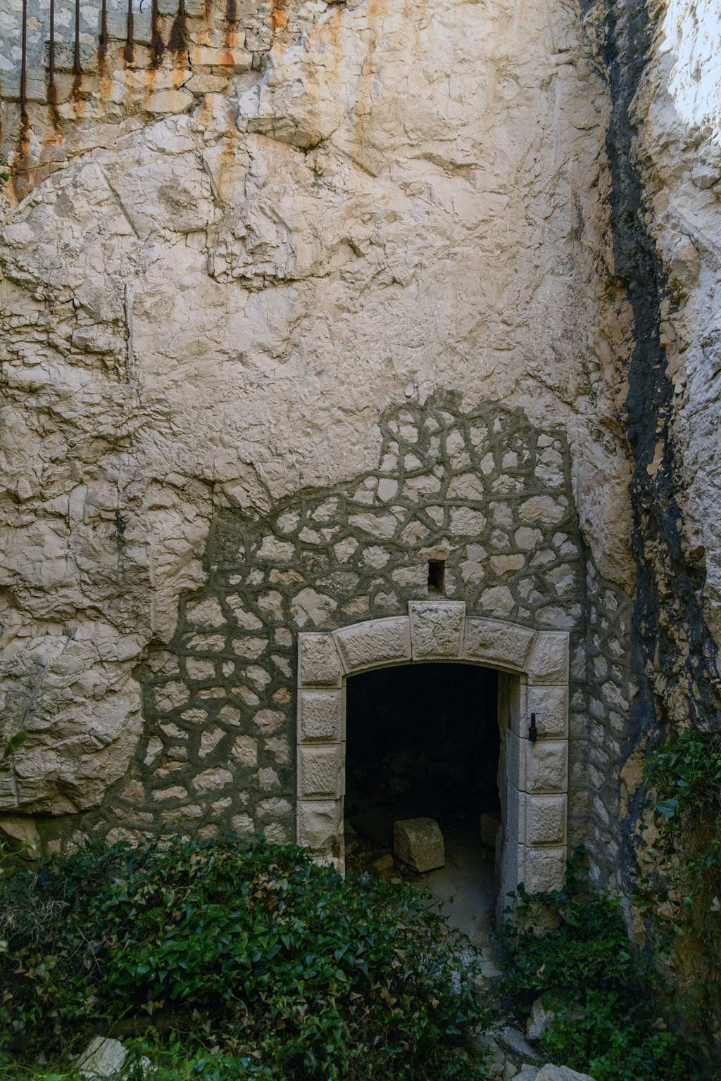4e groupe (4), front sud, porte du magasin caverne de la batterie française de 1888, en bas de la fosse d'escalier(o)