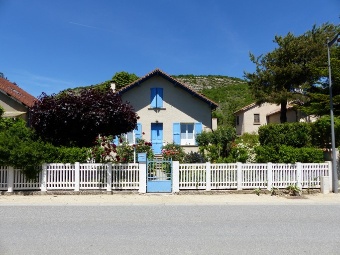 Maisons pavillonaires, au Plan de Châteauneuf-de-Chabre.