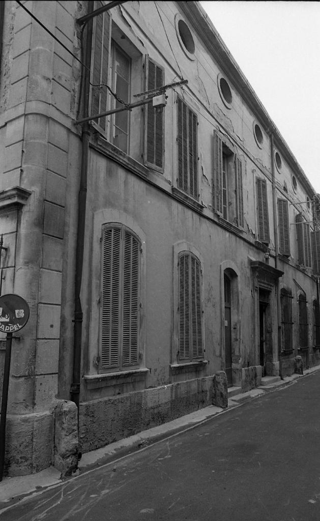 Maison puis orphelinat puis immeuble puis résidence Les cyprès