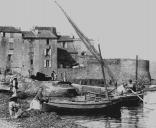 Vue du port de la Ponche avec la Tour Vieille à droite, au début du 20e siècle.