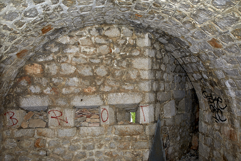 second flanc défensif crénelé casematé du front de gorge, intérieur d'une casemate crénelée