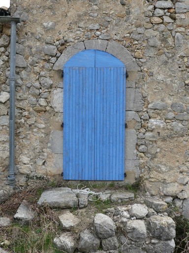Partie sud, bâtiment occidental. Pignon ouest, premier niveau. Porte du fenil, portant une date gravée (1733).