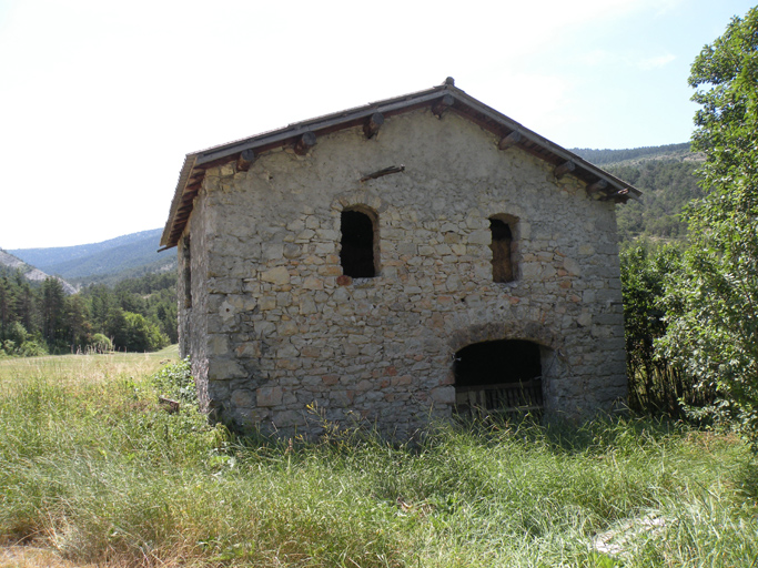 Bas Crémon. Grand entrepôt agricole isolé, vue d'ensemble.