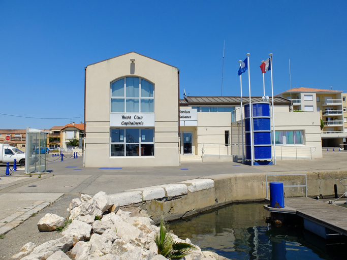 port de commerce, actuellement port de plaisance municipal dit bassin Saint- Louis, Vue de la capitainerie du port de plaisance de Port-Saint-Louis-du-Rhône.  (IVR93_20151301092NUC2A) - Inventaire Général du Patrimoine Culturel