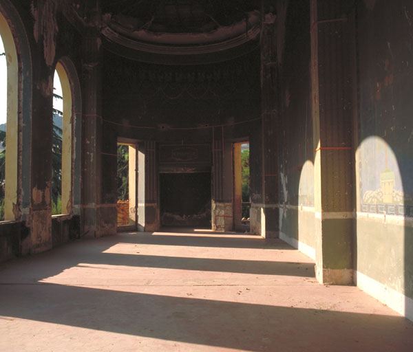 Rez-de-chaussée surélevé. Aile ouest. Salle de baccara. Vue d'ensemble du sud au nord.