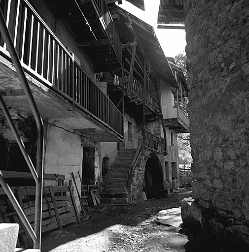 Vue prise du nord. Noter la mitoyenneté et l'étroitesse de la ruelle.