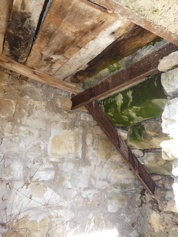 Pignon sud, premier niveau. Logette sous l'escalier extérieur.