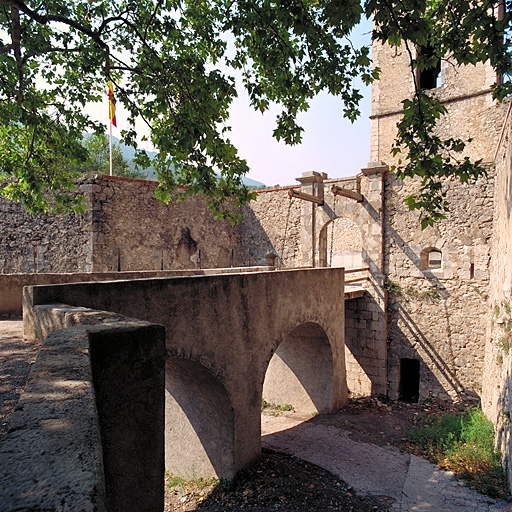 Ouvrage 17. Vue extérieure de l'ouvrage 17 et de son pont dormant sur le fossé.