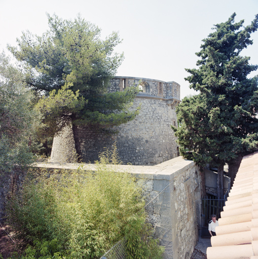 La tour enveloppée de son mur de chemise quadrangulaire.