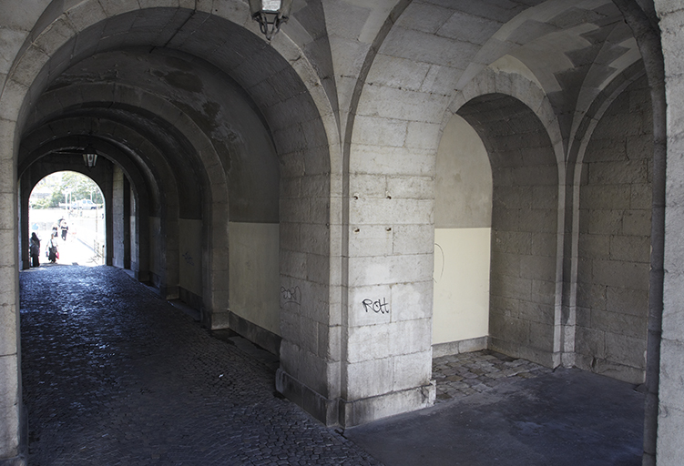 Passage d'entrée voûté de la porte d'Italie, débouchant dans le porche sous le pavillon côté ville.