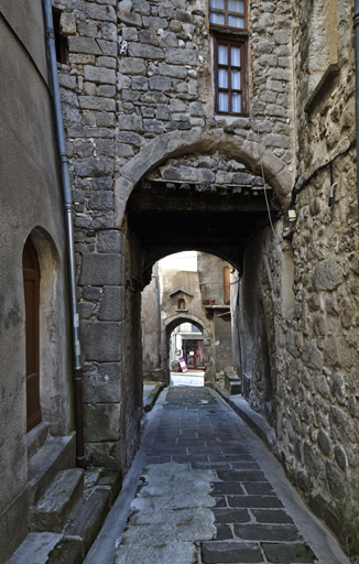 Grand Rue dans le village d'Annot, et passage couvert.