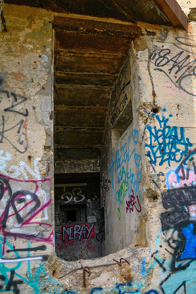 Poste de direction de tir  R 636, côté gorge, détail de la porte et du couloir d'entrée du niveau 1, avec créneau de défense interne