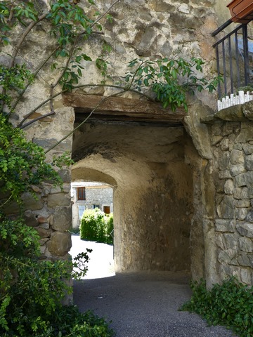 Passage couvert de la place des Aires, franchissant l'enceinte fortifiée.