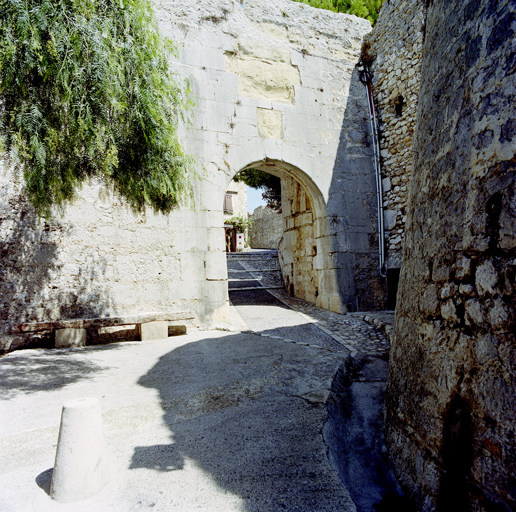 Porte sud, détail façade et arcade d'entrée.